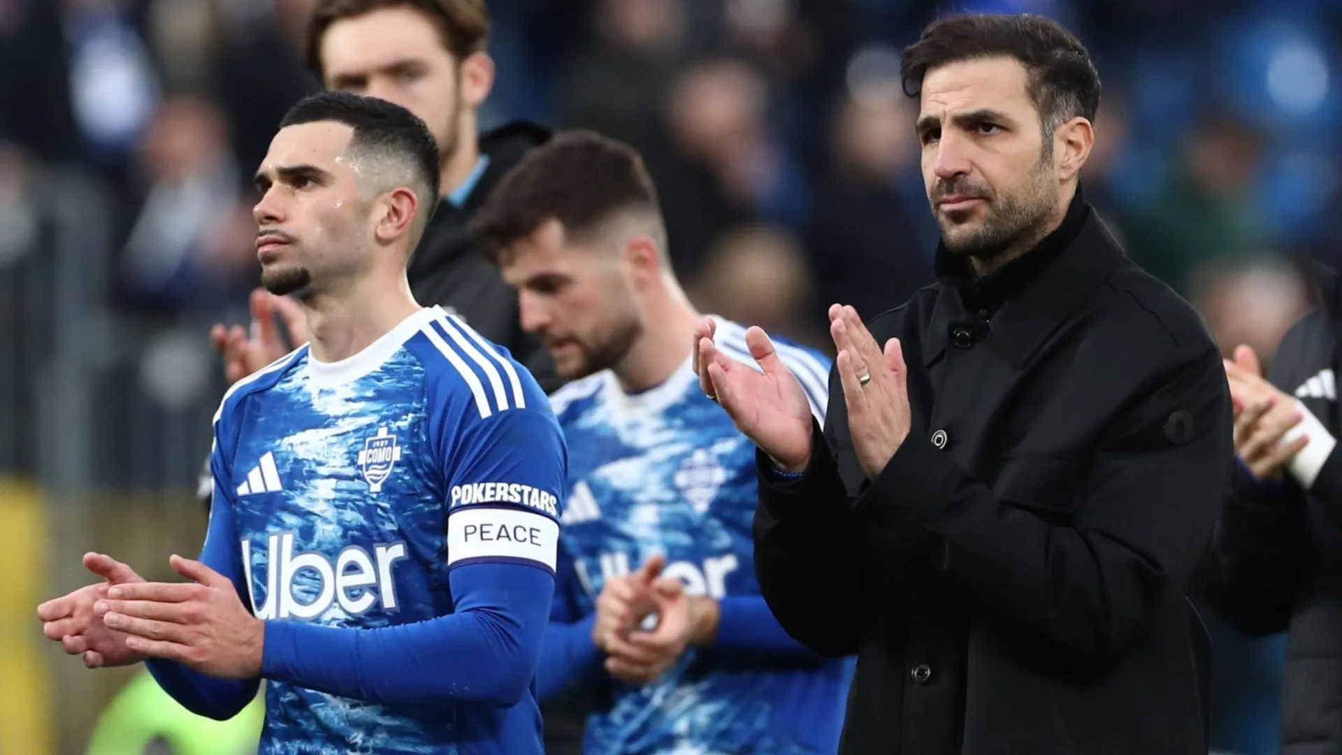 O técnico do Como 1907, Cesc Fabregas, reage e saúda a torcida no final da partida da Série A.