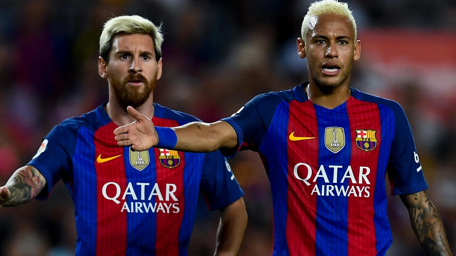 Lionel Messi (L) e Neymar Jr. do FC Barcelona