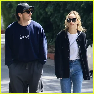 Olivia Wilde e namorado Caspar Jopling aproveitam a tarde para passear por Los Angeles