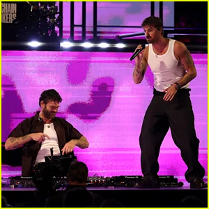 Os Chainsmokers se apresentam entre os jogos nas quatro finais da NCAA e obtêm reações mistas do público