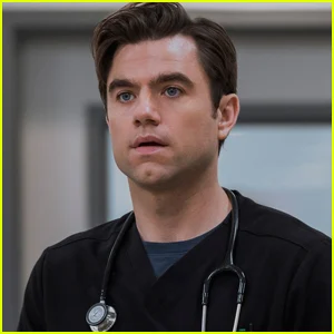 Patrick Bell chora ao revelar que tinha US $ 80.000 em dívidas de empréstimos estudantis antes de conseguir o papel de ‘The Pitt’