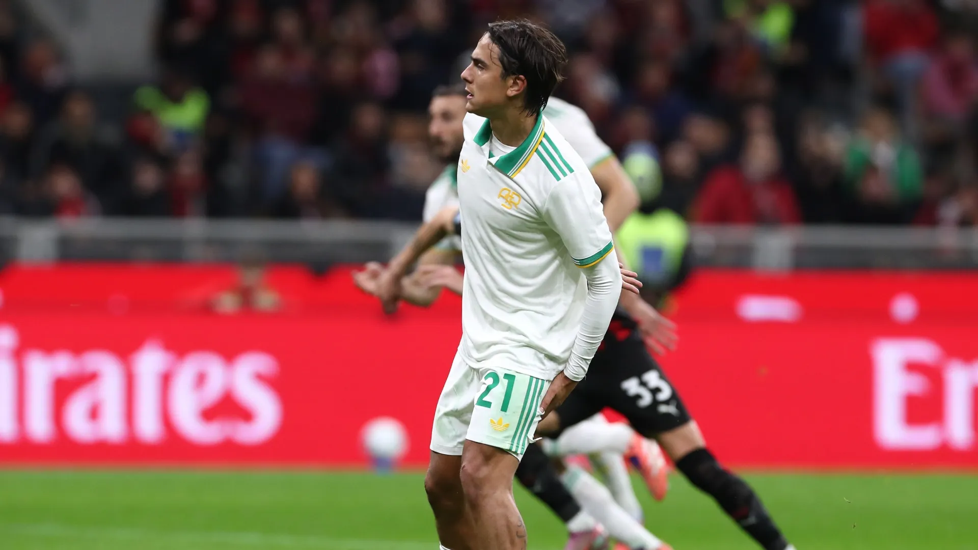 Paulo Dybala, da AS Roma, lesiona-se.