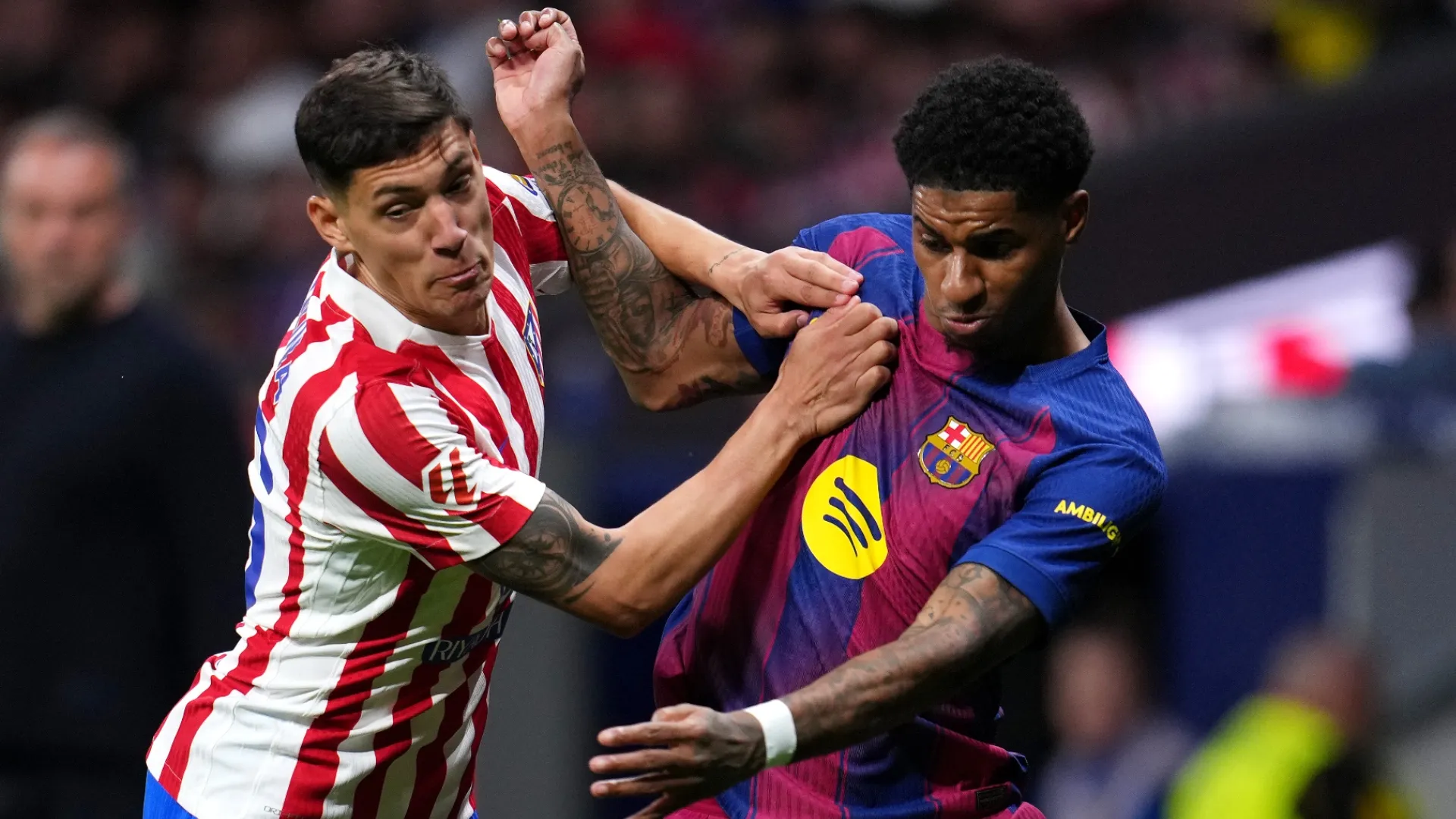 Marcus Rashford do FC Barcelona é desafiado por Nahuel Molina do Atletico de Madrid.