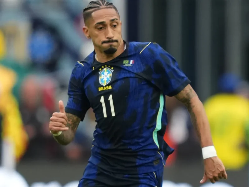 Por que Raphinha não joga pelo Barcelona x Atlético de Madrid no confronto da UEFA Champions League?