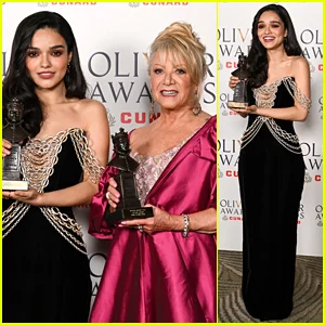 Rachel Zegler ganha o primeiro prêmio Olivier por 'Evita', posa com a atriz original Eva Perón na cerimônia de 2026