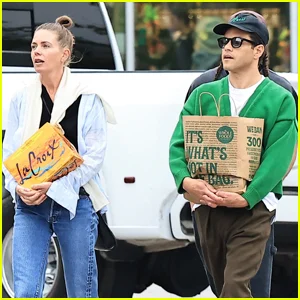 Rami Malek e a figurinista Megan Bowman Gray vão às compras em Malibu