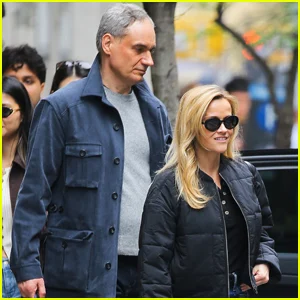 Reese Witherspoon sai com o namorado Oliver Haarmaan durante um raro avistamento em Nova York