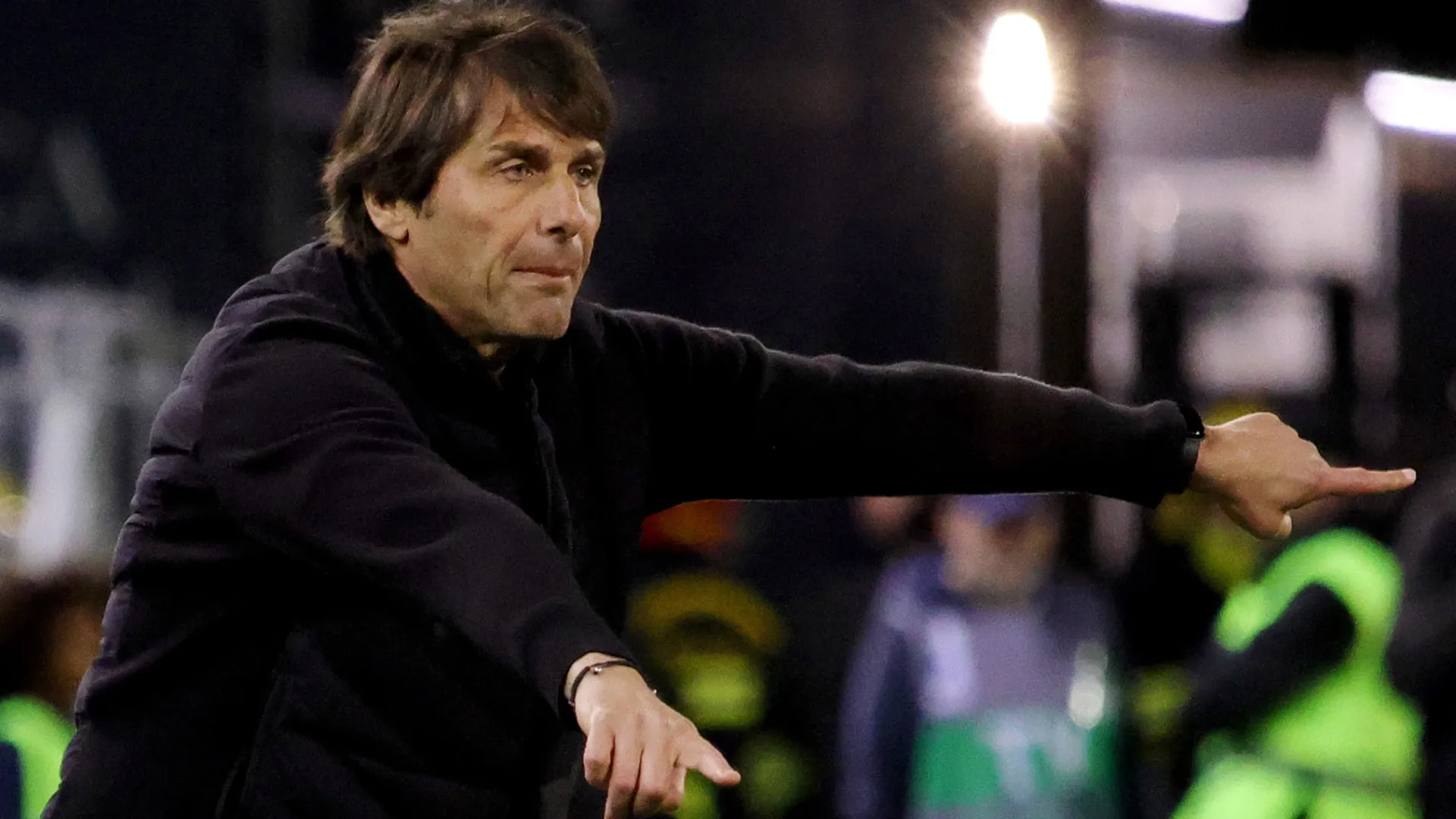 Antonio Conte, técnico do Napoli, reage durante a partida da Série A.