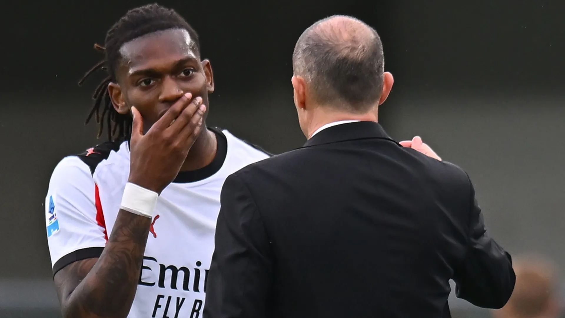 Rafael Leão do AC Milan e treinador principal Massimiliano Allegri.