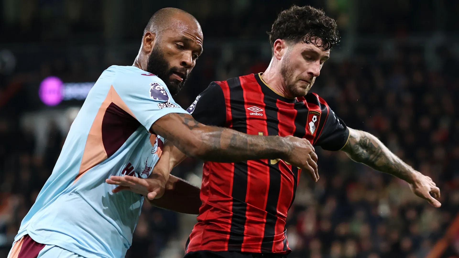 O zagueiro do Bournemouth, Marcos Senesi, luta contra Igor Thiago, do Brentford