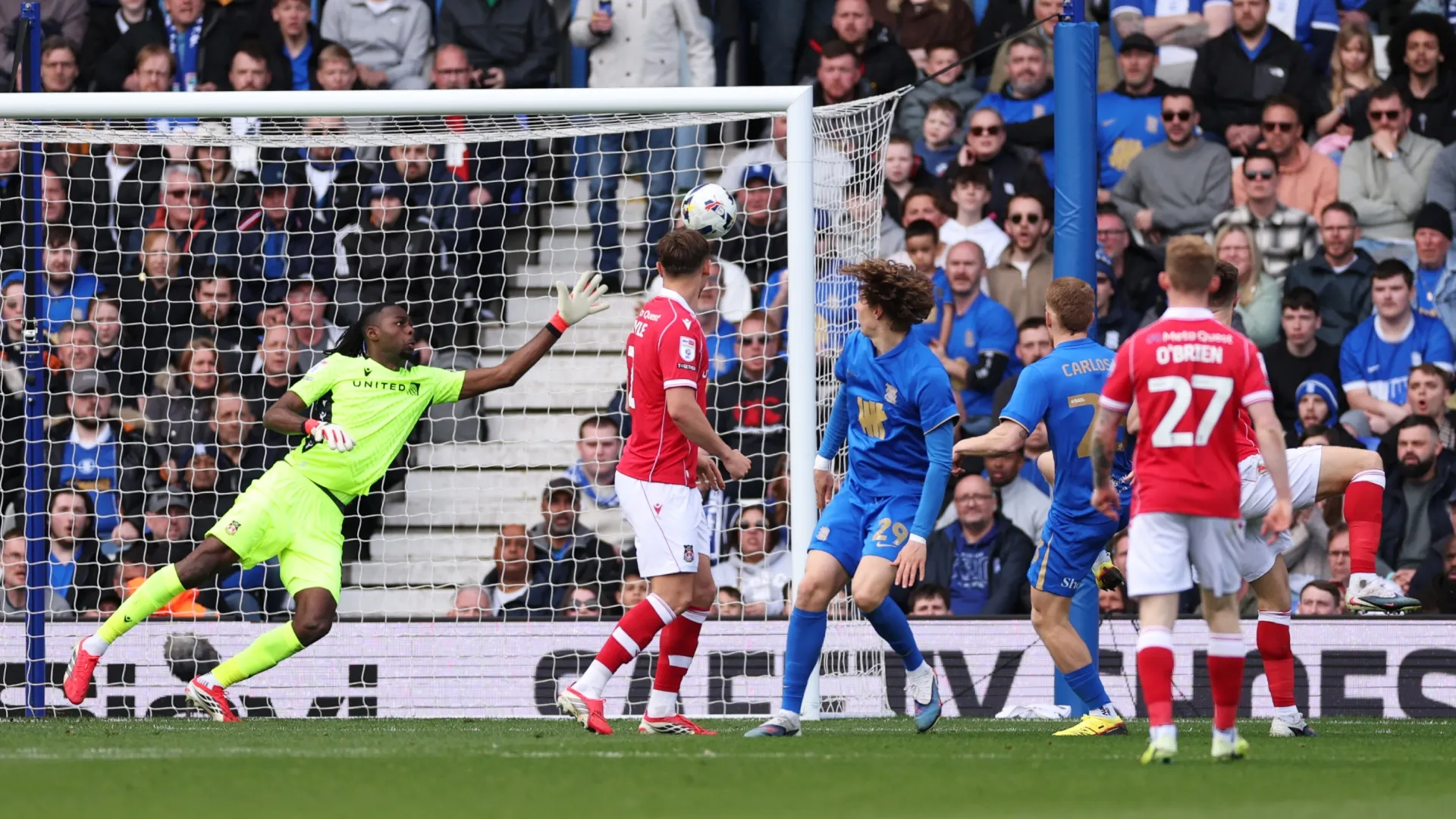 Carlos Vicente, do Birmingham City, marca o primeiro gol de seu time contra o goleiro Arthur Okonkwo, do Wrexham.