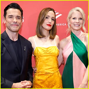 Rose Byrne chega ao tapete vermelho com Kelli O'Hara e Mark Consuelos na noite de abertura de 'Fallen Angels' na Broadway