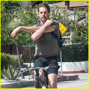 Scott Speedman, de RJ Decker, usa as mãos livres para andar de bicicleta em Los Angeles