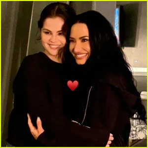 Selena Gomez apoia Demi Lovato na noite de abertura de sua turnê It's Not That Deep