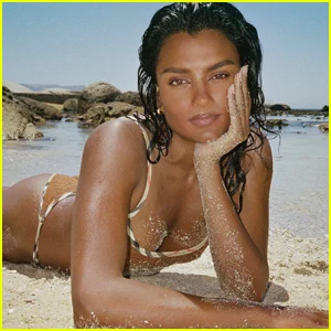 Simone Ashley relaxa de biquíni na praia nas novas fotos da campanha Burberry X Hunza G!