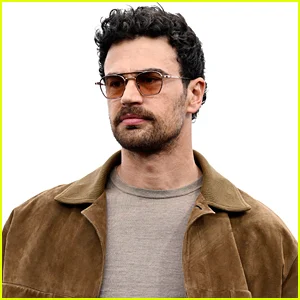 Theo James diz que a ascensão da manosfera e o movimento Incel derivam de 'insegurança profunda' e 'bravata sem sentido'