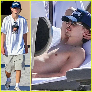 Timothee Chalamet descansa sem camisa na praia durante uma tarde fria em Miami