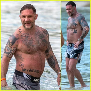 Tom Hardy fica sem camisa para um dia de praia em Barbados com a esposa Charlotte Riley