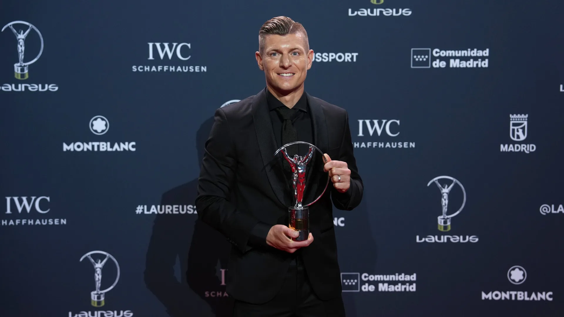 O jogador de futebol alemão Toni Kroos posa com o prêmio Laureus Sporting Inspiration.