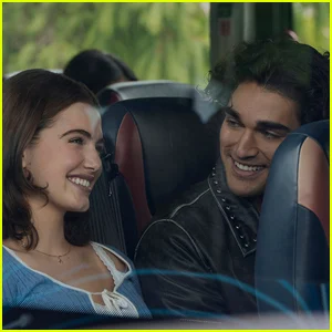 Trailer de 'Off Campus': Ella Bright e Belmont Cameli estrelam na nova série de romance de hóquei - assista agora!