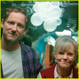 Trailer de 'Remarkably Bright Creatures': Sally Field e Lewis Pullman estrelam no novo filme da Netflix - assista agora!