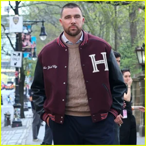 Travis Kelce Sports Varsity Jacket enquanto posa para a sessão de fotos da Tommy Hilfiger em Nova York
