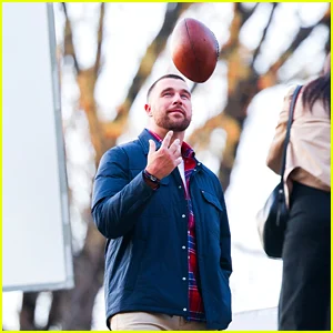 Travis Kelce é flagrado jogando futebol no Central Park para sessão de fotos da Tommy Hilfiger