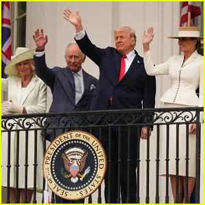 Trump dá as boas-vindas ao rei e à rainha do Reino Unido com exibição militar de casaco vermelho na Casa Branca e compartilha o momento de onda na varanda juntos (vídeo)