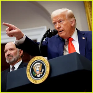 Trump se volta contra aliados de longa data e os chama de 'perdedores, apenas tentando se agarrar ao MAGA' em meio às críticas à guerra no Irã