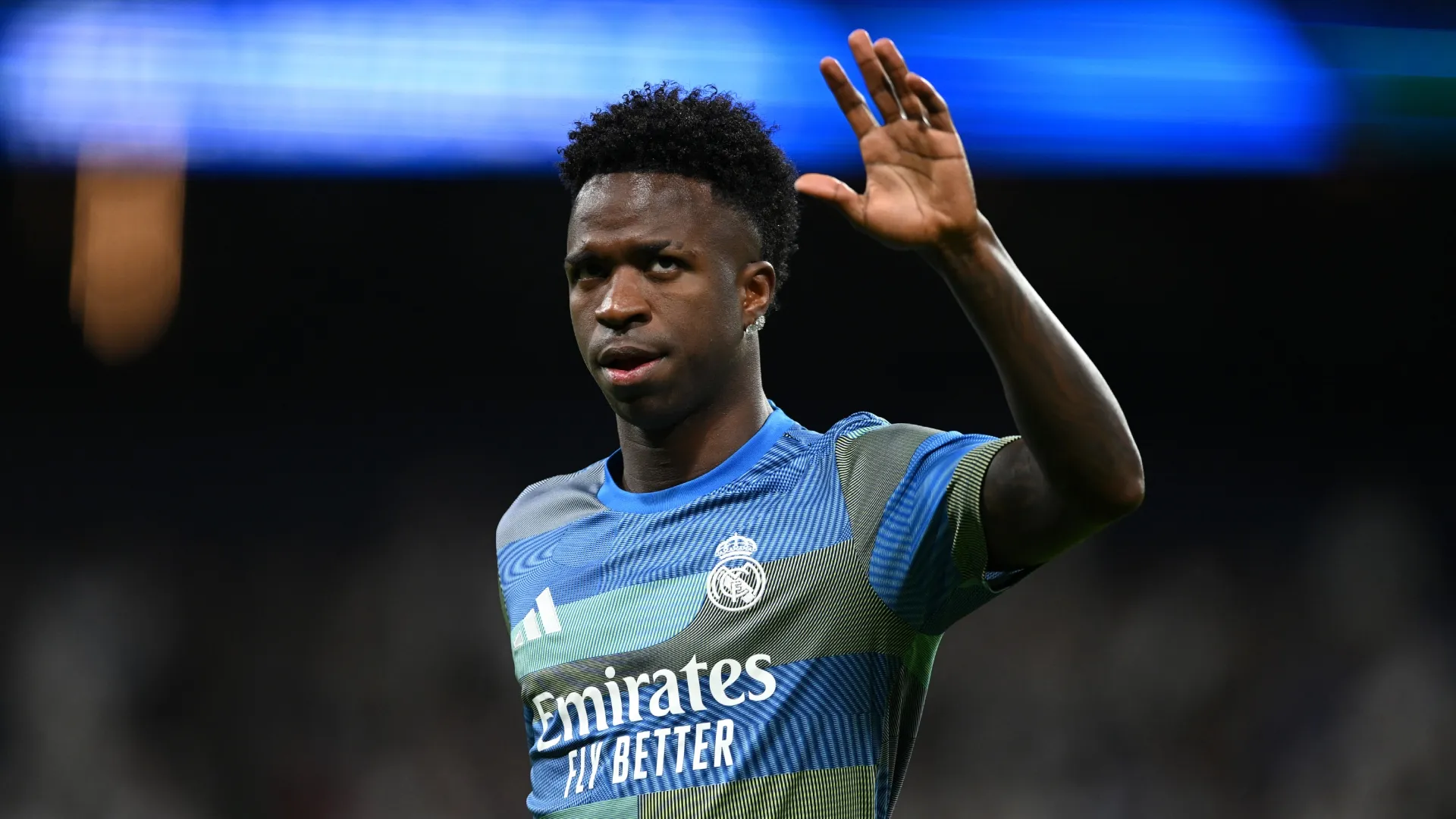 Vinicius Junior, do Real Madrid, gesticula para os torcedores.