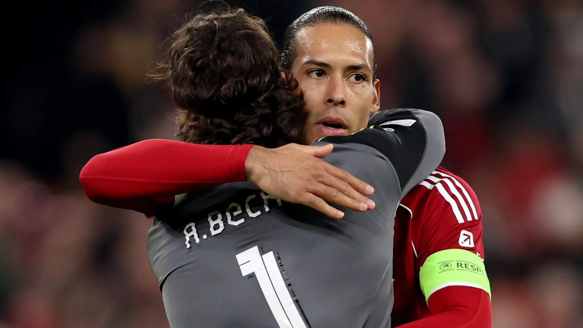 Virgil van Dijk do Liverpool e Alisson Becker do Liverpool comemoram.