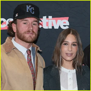 West Wilson e Amanda Batula vistos na Kiss Cam no jogo dos Yankees