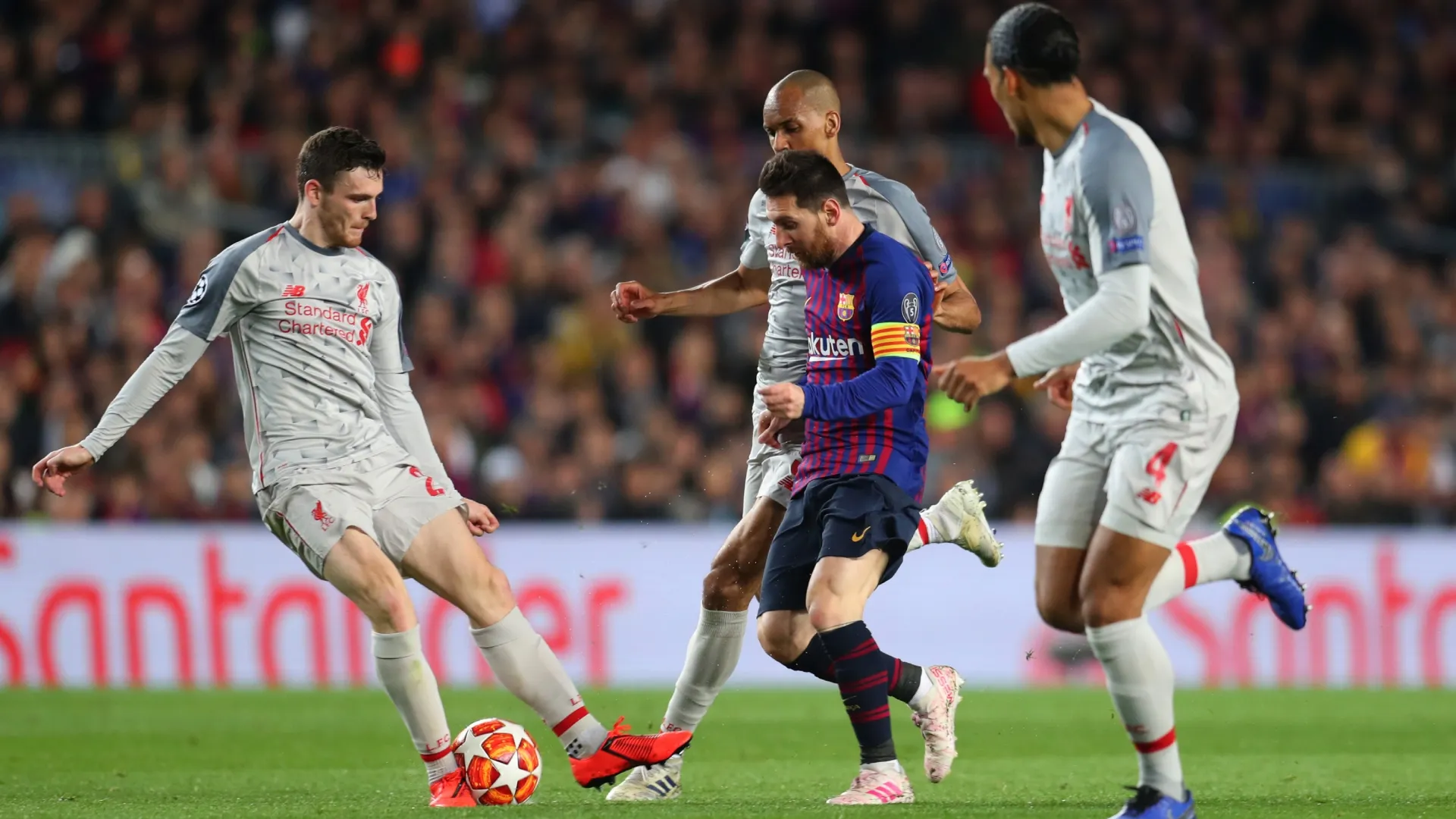 Lionel Messi do Barcelona é marcado por Andrew Robertson, Fabinho e Virgil van Dijk do Liverpool.