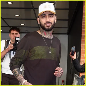 Zayn Malik ostenta chapéu 'Drew' ao deixar os estúdios 'Drew Barrymore Show' em Nova York