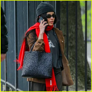 Zoe Kravitz sai sozinha em Nova York em meio a rumores de noivado de Harry Styles