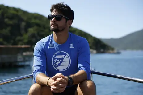 Arraial do Cabo (RJ), 13/04/2026 – O biólogo Moysés Cavichioli, coordenador do Projeto Costão Rochoso, monitora o ecossistema na Reserva Extrativista (RESEX) Marinha do Arraial do Cabo. Foto: Fernando Frazão/Agência Brasil