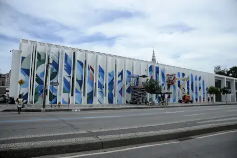 Grafiteiros pintam a fachada da Biblioteca Parque Estadual, no centro do Rio de Janeiro