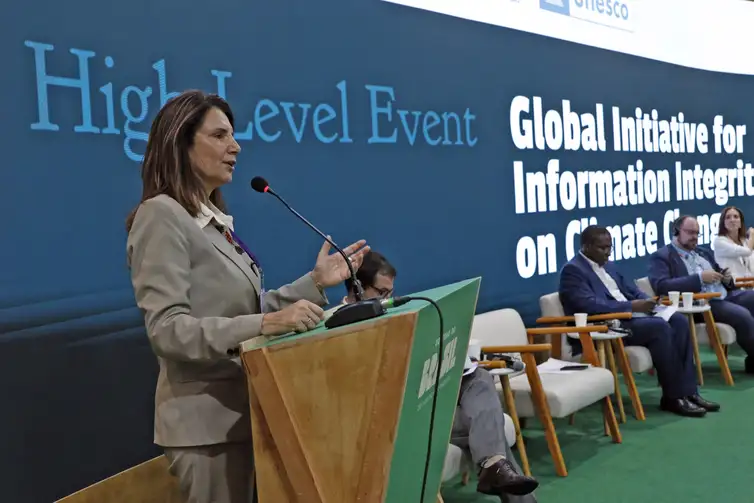 Belém (PA), 12/11/2025 - A diretora-executiva da COP30, Ana Toni, fala durante Evento de Alto Nível da Iniciativa Global pela Integridade da Informação sobre Mudança do Clima, na COP30. Foto: Bruno Peres/Agência Brasil