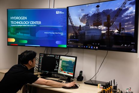 Foz do Iguaçu (PR), 17/07/2025 - Dan Yushin Miyaji,
pesquisador do Centro de Tecnologias de Hidrogênio, no laboratório de hidrogênio verde, do Itaipu Parquetec. Foto: Tânia Rêgo/Agência Brasil