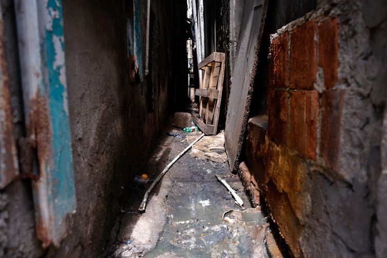 Tânia Rêgo/Agência Brasil Rio de Janeiro (RJ), 01/04/2026 - Esgoto a céu aberto em beco na comunidade Nova Holanda. Saneamento básico em localidades do Complexo da Maré. Foto: Tânia Rêgo/Agência Brasil