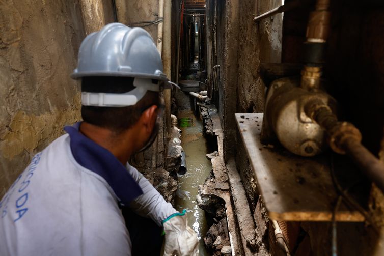 Rio de Janeiro (RJ), 01/04/2026 - Funcionários da Águas do Rio trabalham na infraestrutura de tratamento do esgoto na comunidade Nova Holanda. Saneamento básico em localidades do Complexo da Maré. Foto: Tânia Rêgo/Agência Brasil