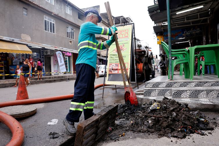 Tânia Rêgo/Agência Brasil Rio de Janeiro (RJ), 01/04/2026 - Funcionários da Águas do Rio trabalham em obra de infraestrutura de tratamento de esgoto na comunidade Parque Rubens Vaz. Saneamento básico em localidades do Complexo da Maré. Foto: Tânia Rêgo/Agência Brasil