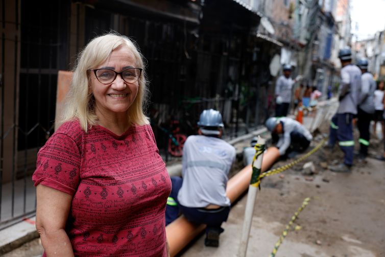 Tânia Rêgo/Agência Brasil Rio de Janeiro (RJ), 01/04/2026 - Cláudia da Costa mora em frente onde funcionários da Águas do Rio trabalham em obra de infraestrutura de tratamento de esgoto na comunidade Parque Rubens Vaz. Saneamento básico em localidades do Complexo da Maré. Foto: Tânia Rêgo/Agência Brasil