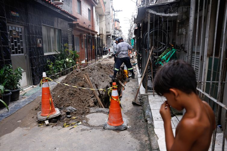 Tânia Rêgo/Agência Brasil Rio de Janeiro (RJ), 01/04/2026 - Funcionários da Águas do Rio trabalham em obra de infraestrutura de tratamento de esgoto na comunidade Parque Rubens Vaz. Saneamento básico em localidades do Complexo da Maré. Foto: Tânia Rêgo/Agência Brasil