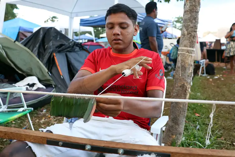 Valter Campanato/Agência Brasil Brasília (DF), 10/04/2026 - O indígena, Aaloa Fulni-o, no Acampamento Terra Livre - ATL 2026. Foto: Valter Campanato/Agência Brasil