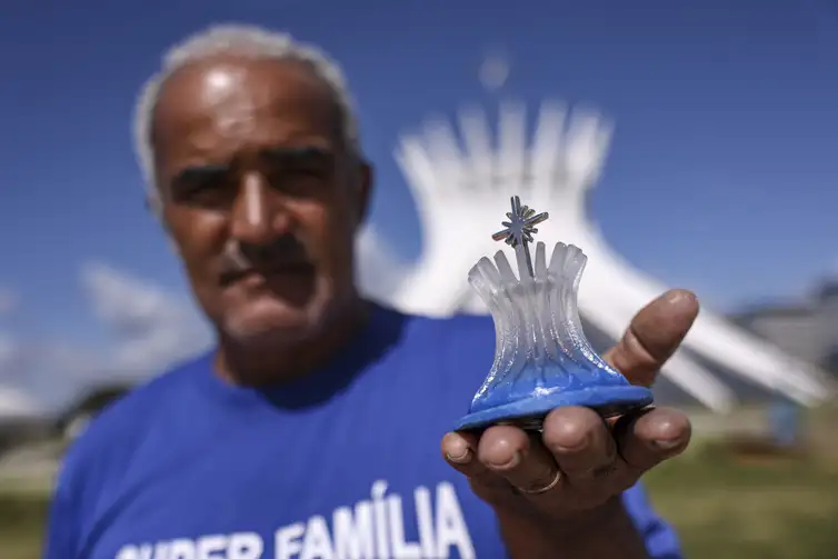 Brasília (DF), 18/04/2026 -  O artesão Aguinaldo Noleto produz pequenas peças homenageando os monumentos de Brasília. Foto: Marcelo Camargo/Agência Brasil