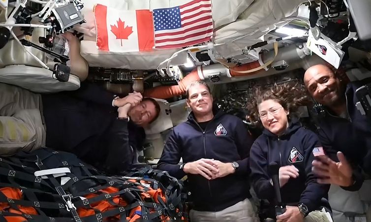 The Artemis II crew – NASA Astronaut Reid Wiseman Wiseman (far left), CSA (Canadian Space Agency) Astronaut Jeremy Hansen (center left) and NASA astronauts Christina Koch (center right) and Victor Glover (right) participated in a live media event in the Orion spacecraft during Flight Day 4. and seen live on the agency’s 24/7 coverage. Foto: NASA/Divulgação