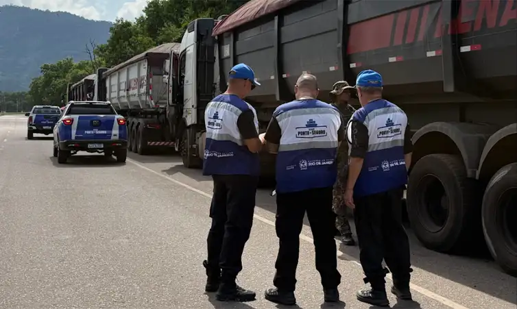 Itaguaí (RJ), 22/04/2026 - Foram apreendidos 100 toneladas de coque siderúrgico acondicionadas de forma irregular. Trata-se de um combustível sólido, derivado industrial do carvão mineral, utilizado em usinas siderúrgicas altamente inflamável e poluente. Foto: SUBPAN/Divulgação