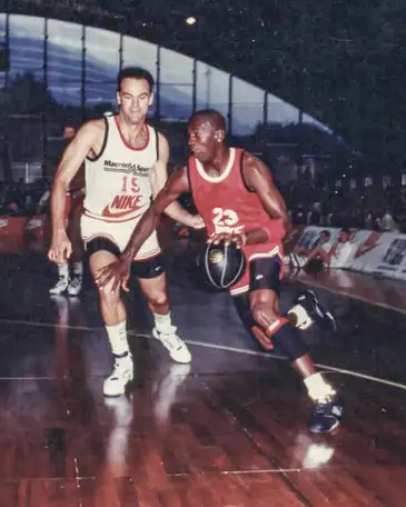 Brasília (DF), 17/04/2026 - Na foto Oscar Schmidt e outra lenda do basquete, Michael Jordan (d) Jogador de basquete Oscar Schmidt morre aos 68 anos em São Paulo.
Foto: Oscar Schmidt/Instagram