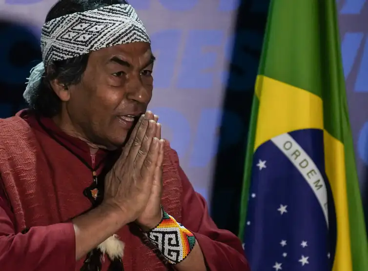 Rafa Neddermeyer/Agência Brasil Brasília/DF, 13/05/2024 – O Ativista do movimento socioambiental e defensor dos direitos dos povos indígenas, Ailton Krenak, recebe do embaixador da França no Brasil, Emmanuel Lenain, a insígna de Cavaleiro da Ordem Nacional da Legião de Honra, um reconhecimento do governo francês pelo importante trabalho na defesa dos povos originários. Foto: Rafa Neddermeyer/Agência Brasil